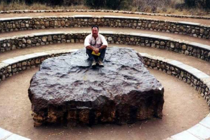 Encima del meteorito metálico más grande del mundo, pesa 54 toneladas y está en Nambia | P.R.
