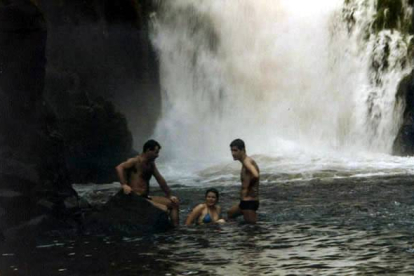 En un baño con otros amigos, en Jari, un largo río amazónico brasileño.