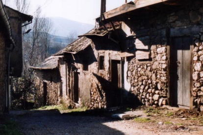 Antigua calle de la Judería de Bembibre, en el año 1987 (Archivo Manuel I. Olano). Foto: CÉSAR SÁNCHEZ.