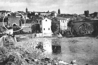 Localización de 'La Bóveda', donde estaba la antigua sinagoga, próxima al puente Cubelos de Ponferrada. Foto: CÉSAR SÁNCHEZ.