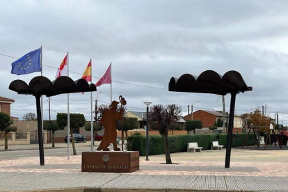 El monumento de homenaje a los peregrinos instalado en San Martín atestigua la importancia de este municipio en el Camino.   DL