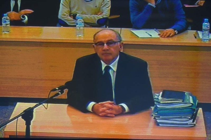 Imagen del monitor de la sala de prensa de la Audiencia Nacional durante la declaración de Rato. F. V.