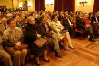 Numerosas personalidades se dieron cita en el Hostal de San Marcos para la presentación del libro