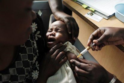 Un niño de Kenia recibe una vacuna.