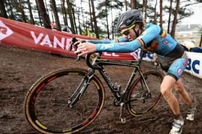 La ciclista belga Femke Van Den Driessche durante la prueba de cicclocross en Heusden-Zolder en la que la UCI ha descubierto un motor escondido en su bicicleta.