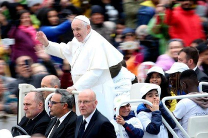 Los niños acompañan al Papa mientras saluda a los fieles a su llegada a a la plaza de San Pedro.