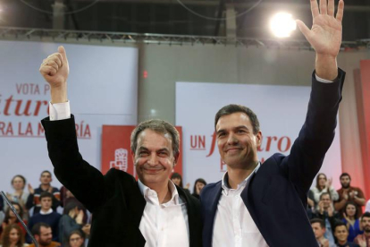 Pedro Sánchez y José Luis Zapatero en un mitin político en Madrid