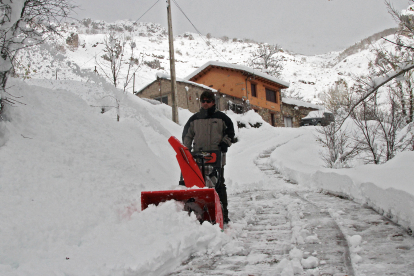 Un vecino de Pedrosa despeja de nieve el acceso a su casa. PEIO GARCÍA