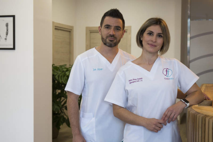 Jon Abian y Paloma Álvarez ponen en marcha un proyecto de fisioterapia en León. FERNANDO OTERO