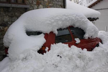 Un coche enterrado en nieve en Lillo. CAMPOS