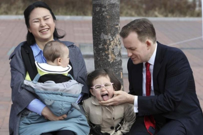 La familia Kelly se divierte en un parque de la Universidad de Pusan, días después de la famosa entrevista con la BBC.
