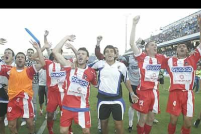 La euforia que se vivió en el estadio Rico Pérez de Alicante tuvo su momento culminante en escenas que se produjeron nada más concluir el encuentro. Los seguidores del conjunto berciano fueron agasajados por los suyos con sus propias vestimentas deportivas.