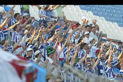 La fiesta entre la hinchada y los componentes del equipo blanquiazul comenzó en el mismo campo de juego. Los más atrevidos saltaron las vallas del escenario en el que se disputó el encuentro para disfrutar con sus jugadores.