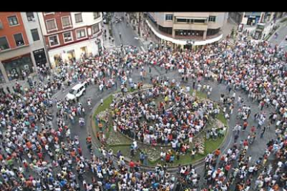 La imagen obtenida desde uno de los edificios de la plaza de Lazúrtegui muestra un detalle de la concentración inicial. Sólo habían transcurrido unos 20 minutos desde el misilazo de Fran, pero en la fuente ya no cabía un alfiler. Y el ambiente de euforia comenzaba a desatarse entre cánticos y signos de una confraternización ciudadana simpar.