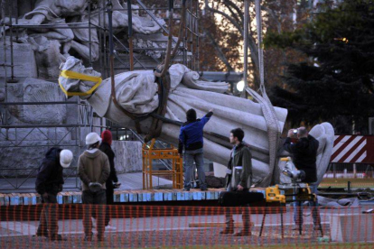 Trabajos para retirar la estatua de Cristóbal Colón de una plaza de Buenos Aires.