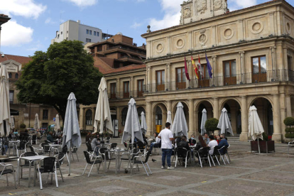 Imagen de una terraza de León en la plaza de San Marcelo. FERNANDO OTERO