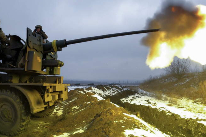 Soldados ucranianos disparan un cañón antiaéreo a una posición cerca de Bajmut. SERGEY SHESTAK