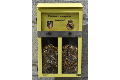 Así está a 26 de mayo una de las urnas-cenicero instaladas en Madrid para pronosticar el ganador de la Champions.