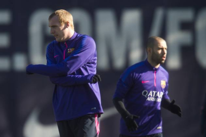 Mathieu se ejercita  junto a Mascherano en un reciente entrenamiento del Barça en Sant Joan Despí.