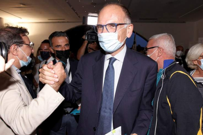 El líder de centroizquierda italiano saluda a varios simpatizantes tras los resultados. FABIO DI PIETRO