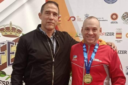 Yoel Luis Ortiz posa con la medalla de oro. DL