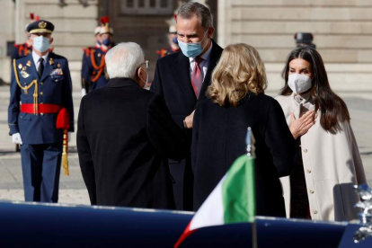 Los reyes junto al presidente italiano y su hija. BALLESTEROS