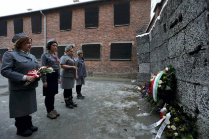 Mujeres de Canadá y Gran Bretaña rinden homenaje a las víctimas de Auschwitz. LASZLO BALOGH | REUTERS