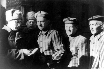 Prisioneros en Auschwitz hablan con soldados soviéticos. AP