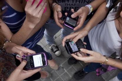 Estudiantes de secunudaria con sus móviles.