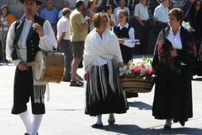 Un momento de la ofrenda del año pasado, protagonizada por Páramo del Sil.