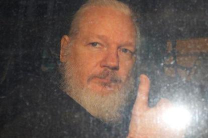 Julian Assange, a su salida de las dependencias policiales en Londres.