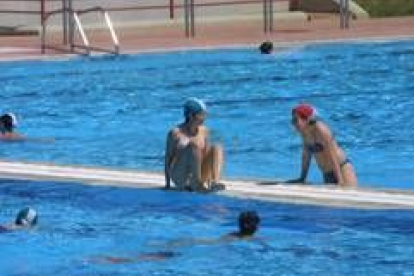 Bañistas en las piscinas de la parte alta de Ponferrada, el pasado verano