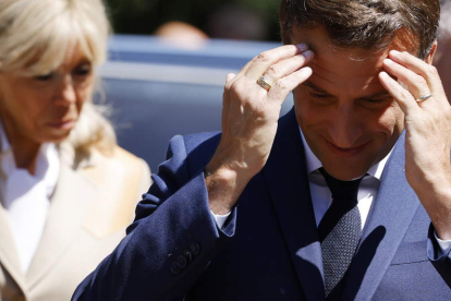 Emmanuel Macrón y su esposa Brigitte llegan a votar, ayer, en Le Touquet. LUDOVIC MARIN