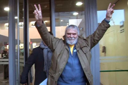 Imagen del padre de Oriol Junqueras tras solicitar el habeas corpus en los juzgados de Manresa.