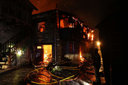 Imagen de la noche del miércoles del incendio en las casas calcinadas en Peñalba. L. DE LA MATA