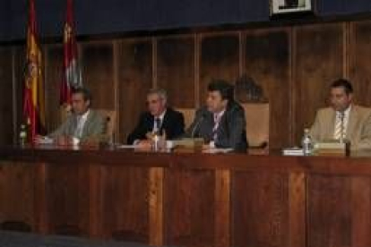 El alcalde, presidiendo ayer el pleno junto a Darío Martínez, Juan Elicio Fierro y Reiner Cortés