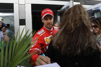 Sebastian Vettel (Ferrari) firma un autógrafoe, en Sochi (Rusia).