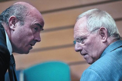 Guindos, con su homólogo alemán Wolfgang Schauble, en una reunión del Ecofin en Bruselas.