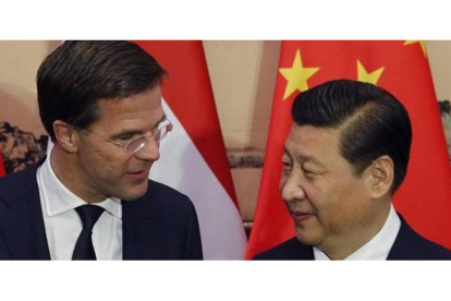 El presidente Xi Jingping y el primer ministro holandés, Mark Rutte, este viernes en Pekín.