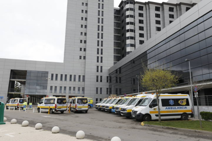 Ambulancias en la puerta del hospital de León. MARCIANO PÉREZ