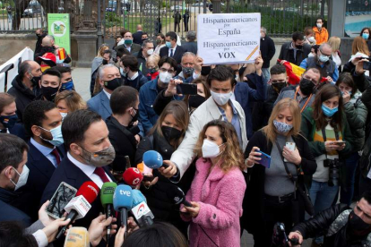 Santiago Abascal, ayer, a la entrada del ‘parlament’. ENRIC FONTCUBERTA