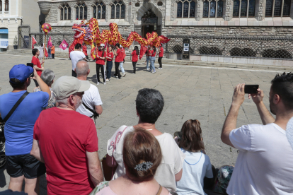 El Instituto Confucio de León organiza un desfile del dragón con danza por diversos puntos de la capital leonesa. CAMPILLO