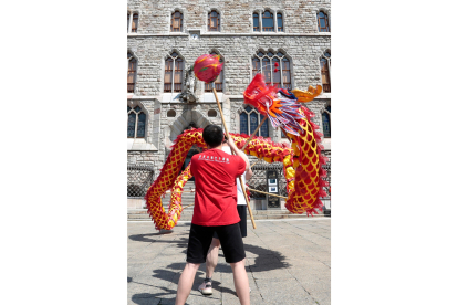 El Instituto Confucio de León organiza un desfile del dragón con danza por diversos puntos de la capital leonesa. CAMPILLO