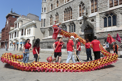 El Instituto Confucio de León organiza un desfile del dragón con danza por diversos puntos de la capital leonesa. CAMPILLO