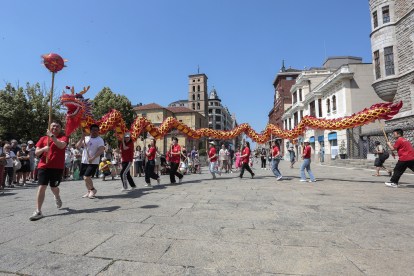 El Instituto Confucio de León organiza un desfile del dragón con danza por diversos puntos de la capital leonesa. CAMPILLO