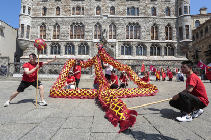 El Instituto Confucio de León organiza un desfile del dragón con danza por diversos puntos de la capital leonesa. CAMPILLO