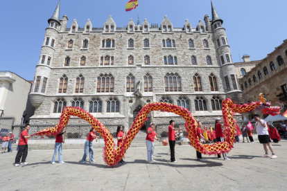 El Instituto Confucio de León organiza un desfile del dragón con danza por diversos puntos de la capital leonesa. CAMPILLO