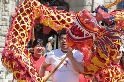 El Instituto Confucio de León organiza un desfile del dragón con danza por diversos puntos de la capital leonesa. CAMPILLO