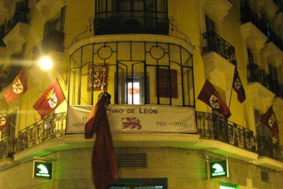 Fachada de la Casa de León en Madrid, el popular centro de reunión de la calle del Pez