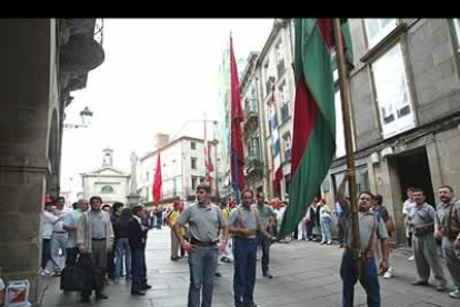 Más de cuarenta pendones y varias pendonetas recorrieron las calles de la localidad gallega levantando expectación al paso de numerosos peregrinos.